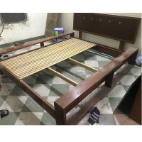 thanh lý giường gỗ xoan đào dùng đệm dày